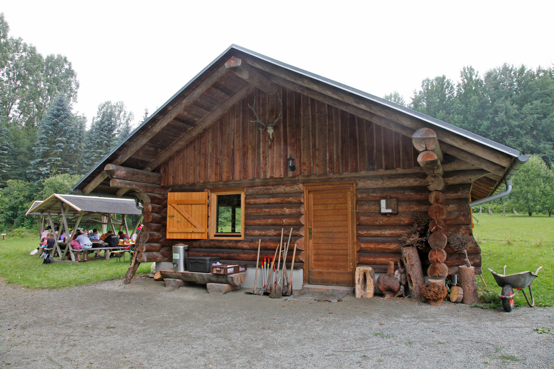 Ansicht der Blockhütte.